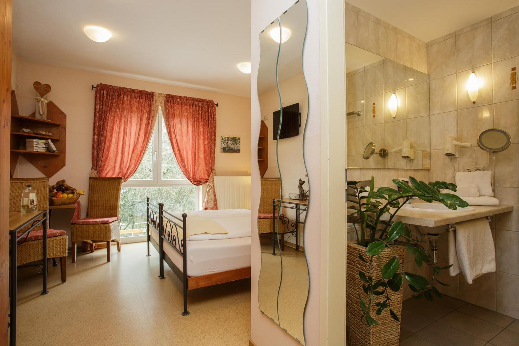 Karlstein am Main Mediterran Hotel Juwel מראה חיצוני תמונה